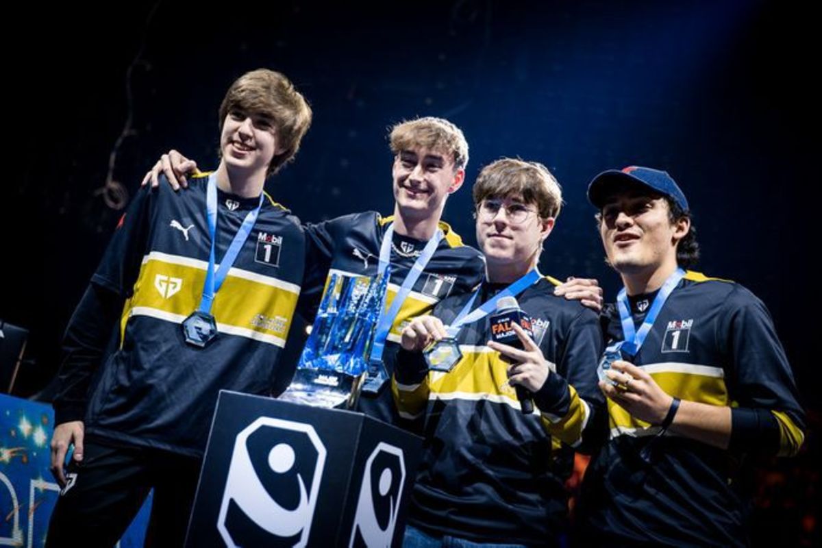 Gen.G poses with RLCS trophy